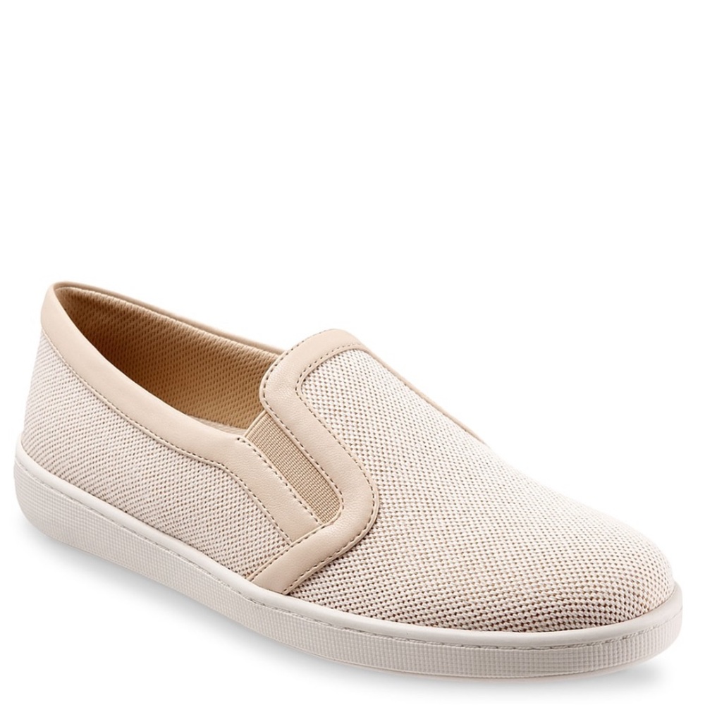 Trotters Alright Sneaker. Women’s size 7.5, color- Off White.